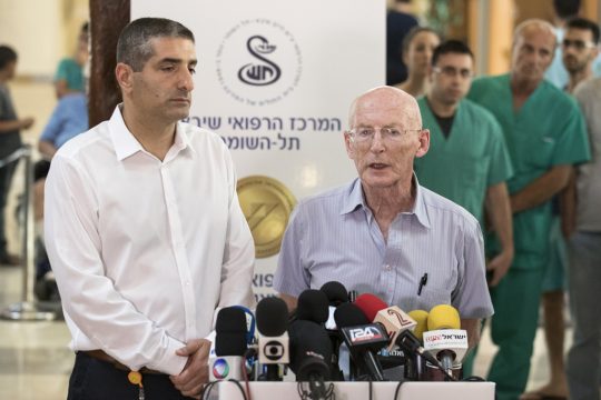 Leiter des Scheba-Krankenhauses (l.) und Peres' behandelnder Arzt bei einem Presse-Statement am Mittwoch in Tel Aviv