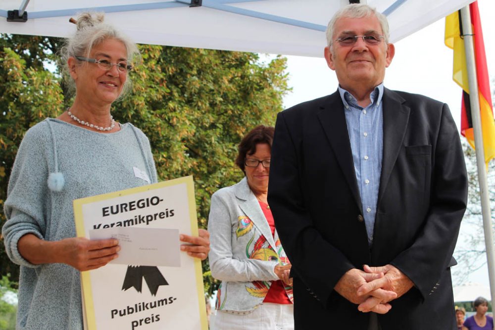 Keramikpreis Gewinnerin 2016: Petra Wolf (mit Rolf Kammler - Verwaltungsratspräsident Töpfereimuseum)