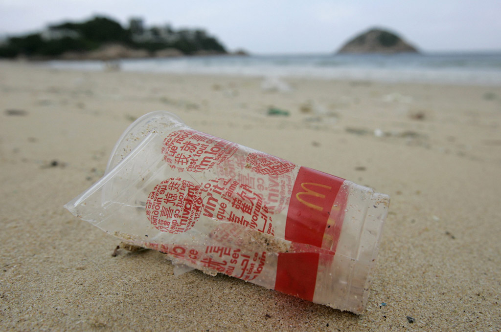 Plastikbecher am Strand