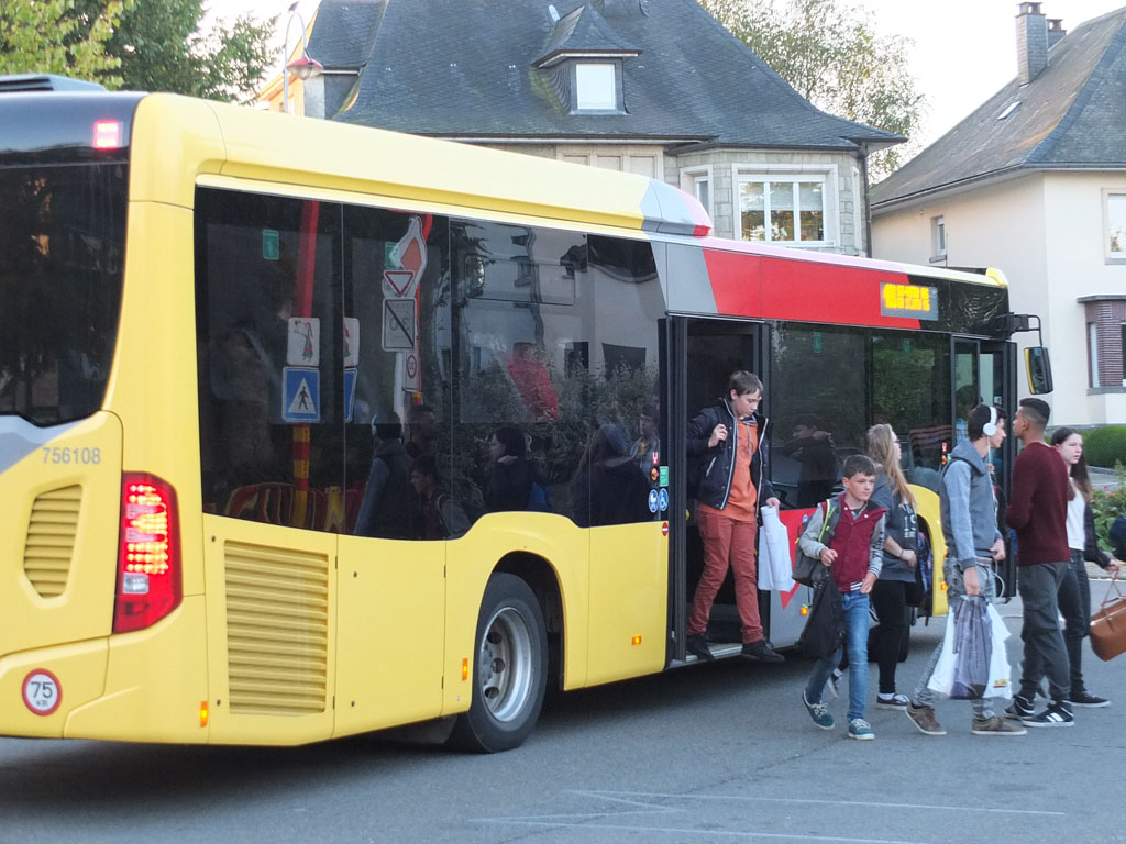 Schulbusse aus Manderfeld (am Windmühlenplatz in St.Vith)