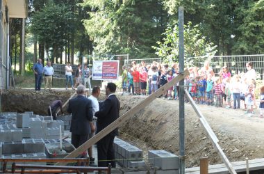 Auch am ersten Schultag in Deidenberg gehen die Bauarbeiten weiter
