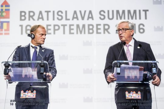 EU-Ratspräsident Donald Tusk und EU-Kommissionspräsident Jean-Claude Juncker in Bratislava (16.9.)