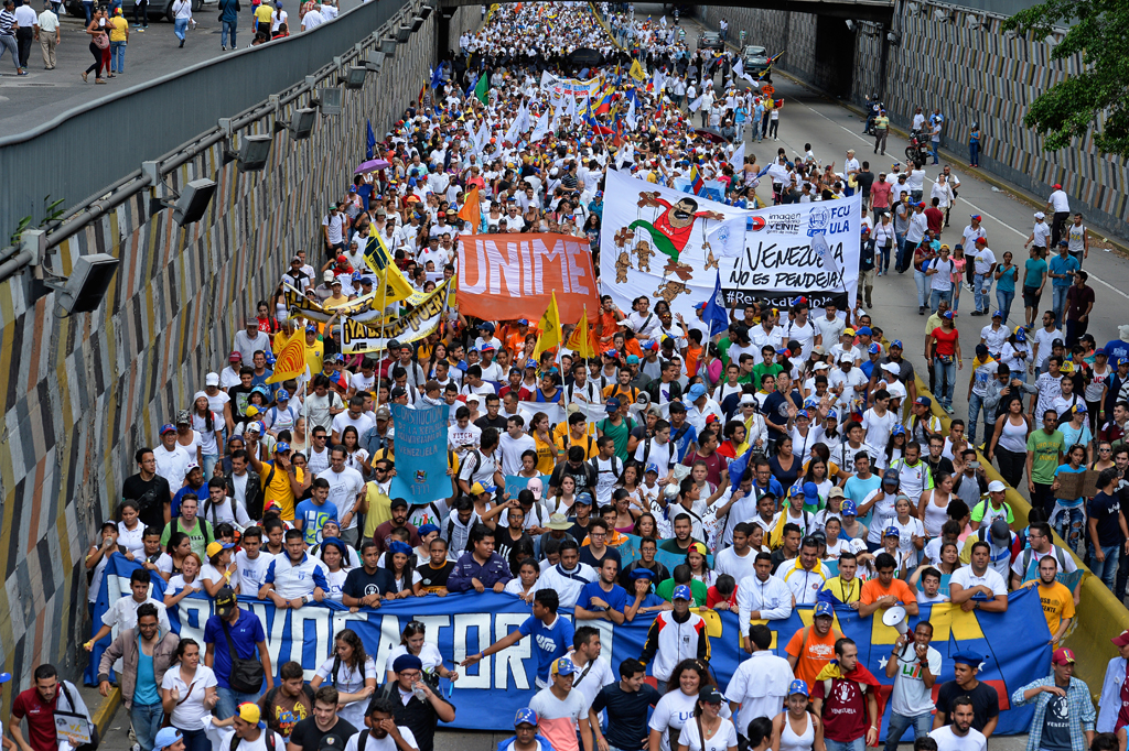 Caracas: Über eine Million Demonstranten gehen gegen den sozialistischen Präsidenten auf die Straße