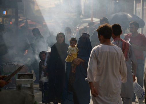 Afghanistan zählt zu den ärmsten Ländern der Welt (Bild: Markt in Masar-e Scharif)