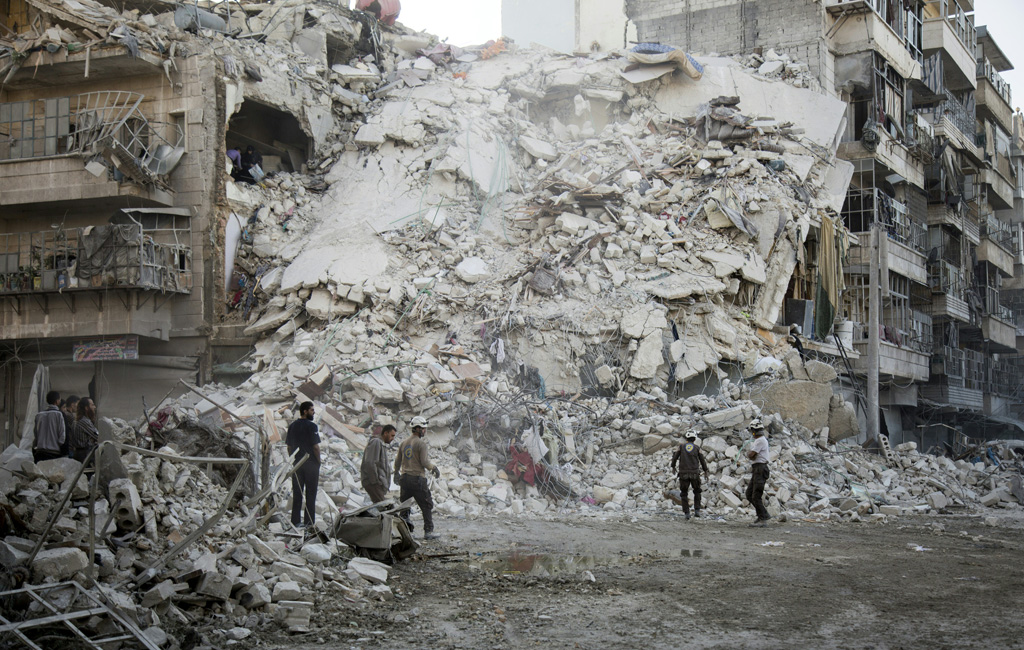Syrische Weißhelme suchen in den Trümmern nach Verletzten (Bild vom 17.10.)