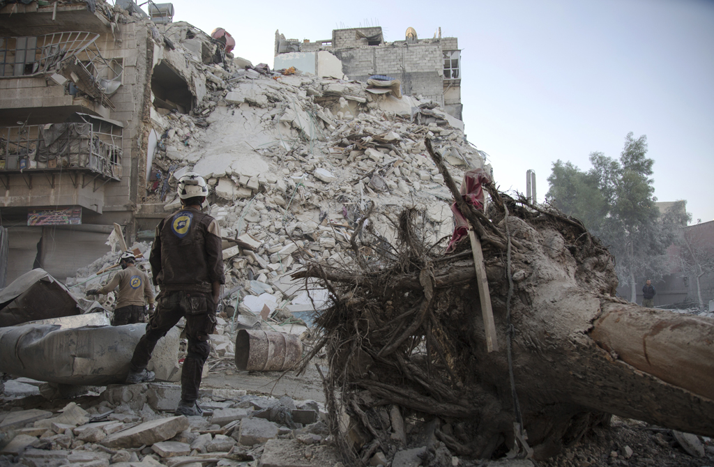 Mitglied der Weißhelme vor einem völlig zerstörten Gebäude in Aleppo (17.10.)