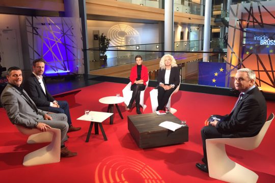 Die Talkrunde: Pascal Arimont, Moderator Peter Fritz, die österreichische EU-Abgeordnete Karin Kadenbach (SPÖ), Ska Keller (Die Grünen, Deutschland) und Marcus Pretzell (AfD)