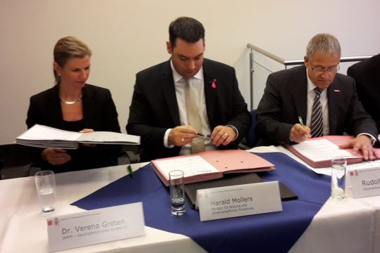 Unterzeichnung des Rahmenabkommens zur Bidiplomierung: IAWM-Geschäftsführerin Dr. Verena Greten, Bildungsminister Harald Mollers und Rudolf Müller, Präsident der Handwerkskammer Trier