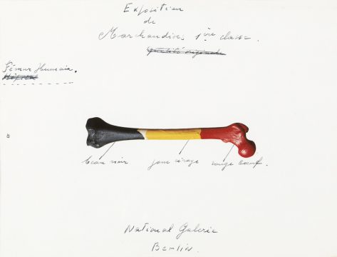 Marcel Broodthaers, Exposition de marchandises 1ère classe, fémur humain, 1965, impression en couleur et texte manuscrit à l'encre bleue sur papier, Musées royaux des Beaux-Arts de Belgique, inv. 9554/5, © The Estate of Marcel Broodthaers c/o SABAM, Belgium / © MRBAB, Bruxelles / photo : J. Geleyns - Ro scan