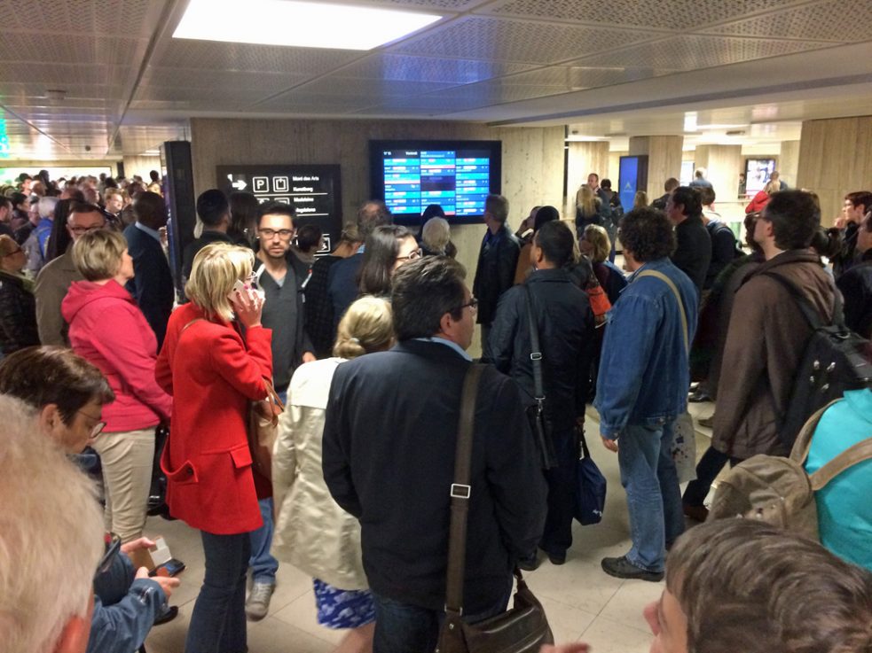 Chaos durch falschen Bombenalarm: Zugpassagiere warten im Bahnhof Brüssel-Central
