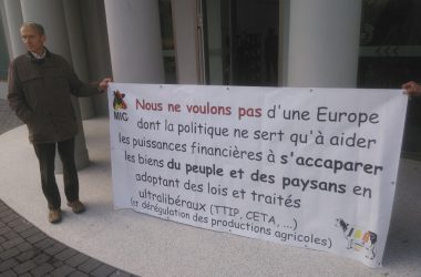 Protest gegen Freihandelsabkommen CETA vor dem DG-Parlament (3.10.)