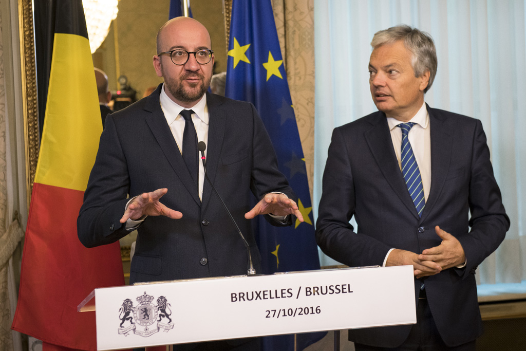 Premier Charles Michel und Außenminister Didier Reynders bei der Pressekonferenz in Brüssel