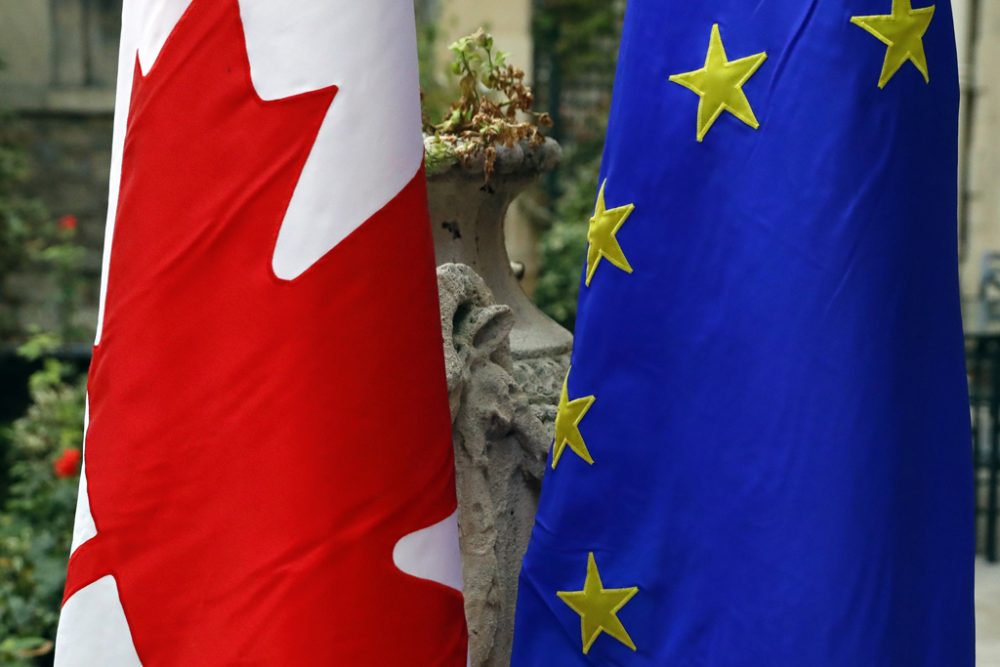 Kanadische und europäische Flagge (Archicbild: Patrick Kovarik/AFP)