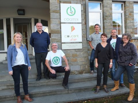 Die Mitarbeiter von Courant d'Air und COCITER vor dem Büro in Elsenborn