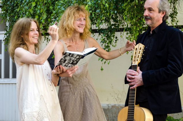 Die Zwillingsschwestern Mona Dia (l.) und Katia Franke machen bei der Lit.Eifel erstmals gemeinsame Sache. Musikalisch untermalt wird Frankes Lesung von Gitarrist Fedor Volkov (Foto: Jörg Erbar)