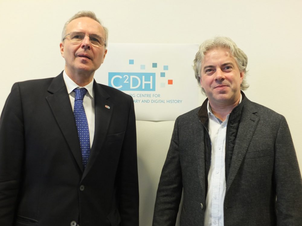 Prof. Andreas Fickers (r.), Direktor des Luxemburger Instituts für zeitgenössische und digitale Geschichte, mit Prof. Rainer Klump, Rektor der Universität Luxemburg