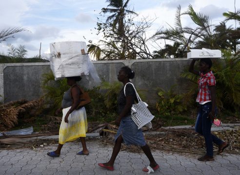 Drei Frauen mit Hilfsgütern in Port-Salut, südwestlich von Port-au-Prince (11. Oktober)