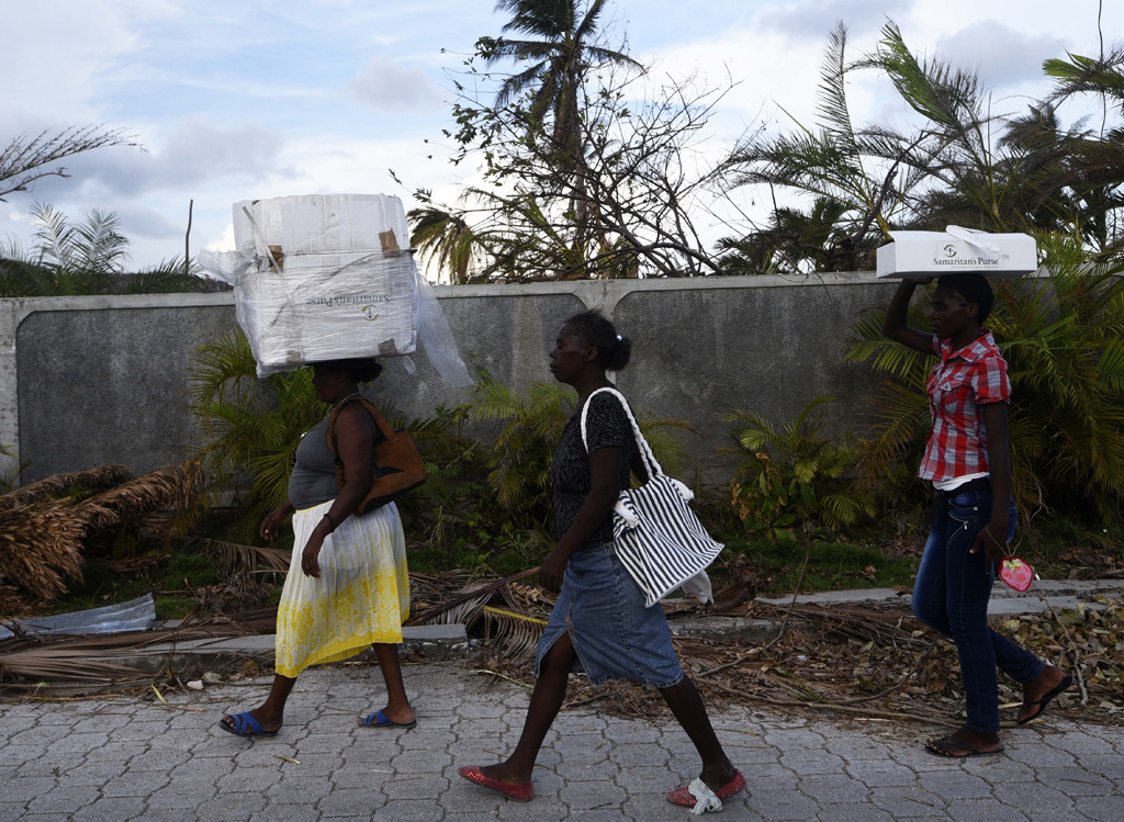 Drei Frauen mit Hilfsgütern in Port-Salut, südwestlich von Port-au-Prince (11. Oktober)