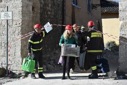 Nach dem Erdbeben in Norcia: Feuerwehrleute helfen Einwohnern, persönliche Gegenstände aus ihren Häusern zu holen