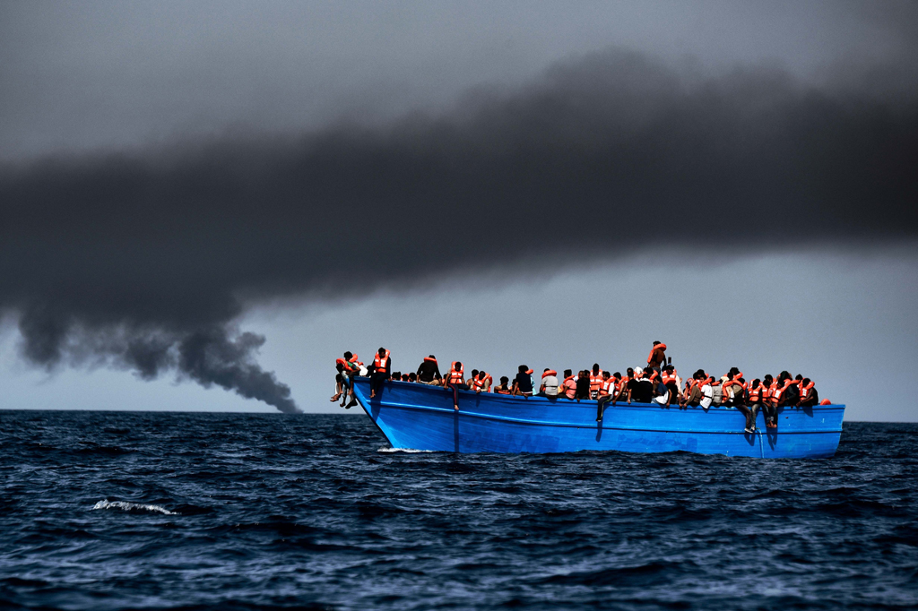 Flüchtlinge auf einem Boot im Mittelmeer, rund 30 Meilen vor Tripolis (3.10.)