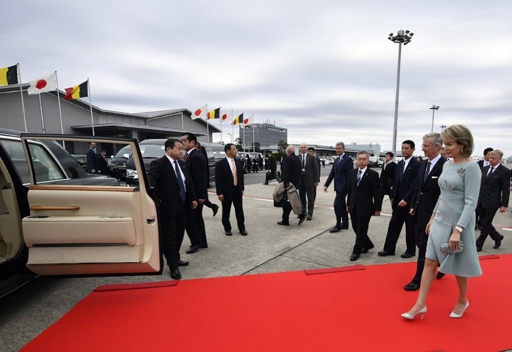 König Philippe und Königen Mathilde bei ihrer Ankunft am Flughafen von Tokio