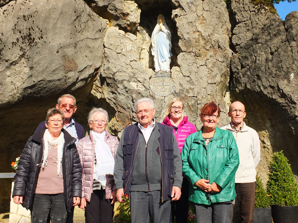 Wo 1955 alles begann: Organisatoren und Helfer vor der Lourdes-Grotte hinter der Kirche in Rocherath