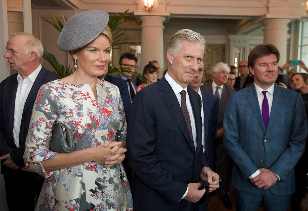 Königin Mathilde, König Philippe und Flanderns Kulturminister Sven Gatz nach der Ankunft in Frankfurt