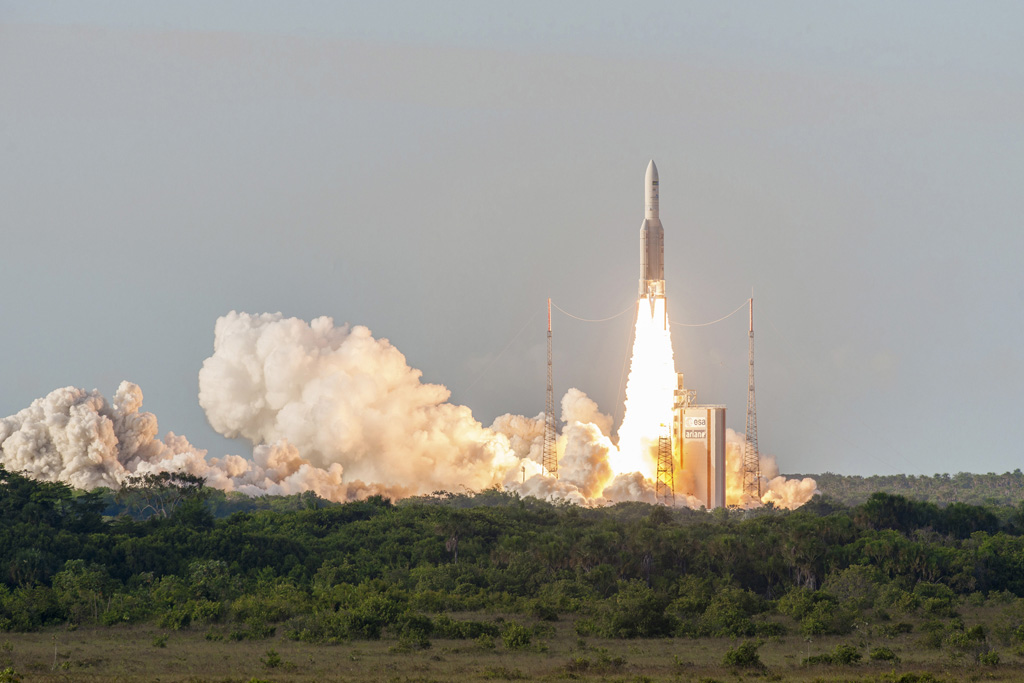 Ariane-5-Rakete beim Start auf dem Weltraumbahnhof Kourou in Französisch-Guyana