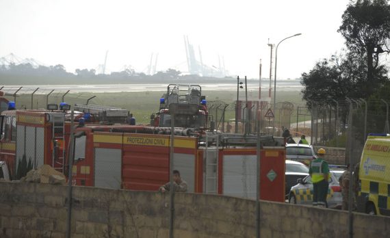 Feuerwehrleute am Flughafen von Malta
