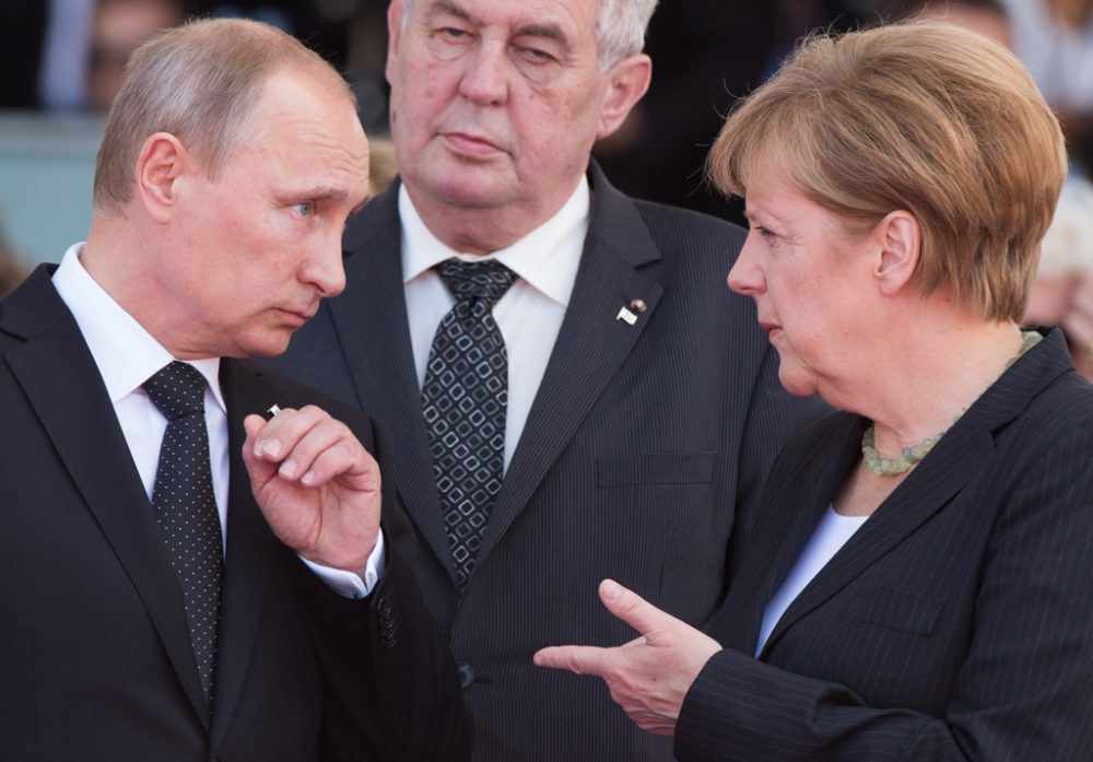 Die deutsche Kanzlerin Merkel (r.) mit Russlands Präsident Putin