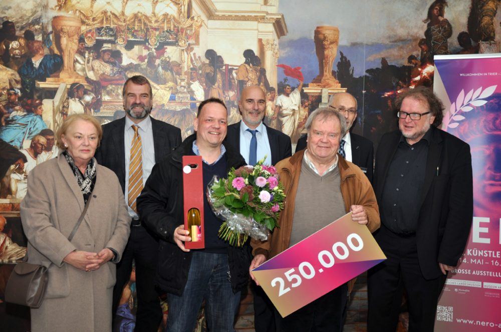 Der 250.000. Besucher der Nero-Ausstellung, Heinz Günter Horn aus Köln (5.v.l.), mit Sohn Stephan Horn (3.v.l.) und den Ausstellungsmachern