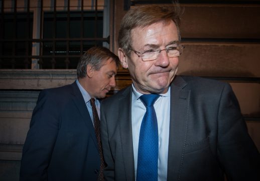 Innenminister Jan Jambon und Finanzminister Johan Van Overtveldt nach den Beratungen am Dienstagabend in Brüssel