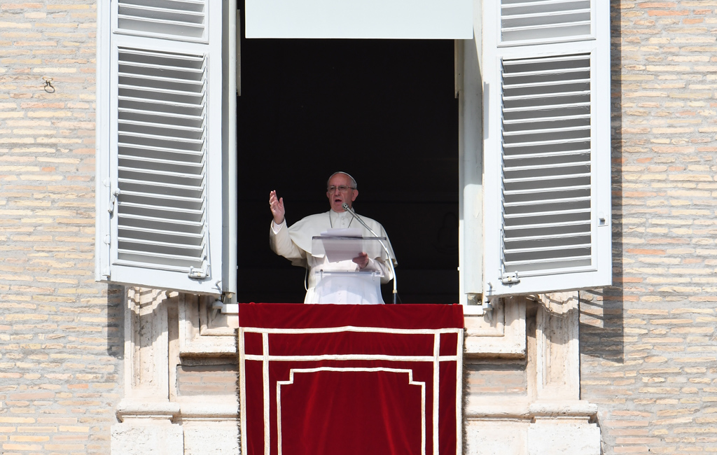 Papst Franzikus am Sonntag beim traditionellen Angelus-Gebet auf dem Petersplatz in Rom