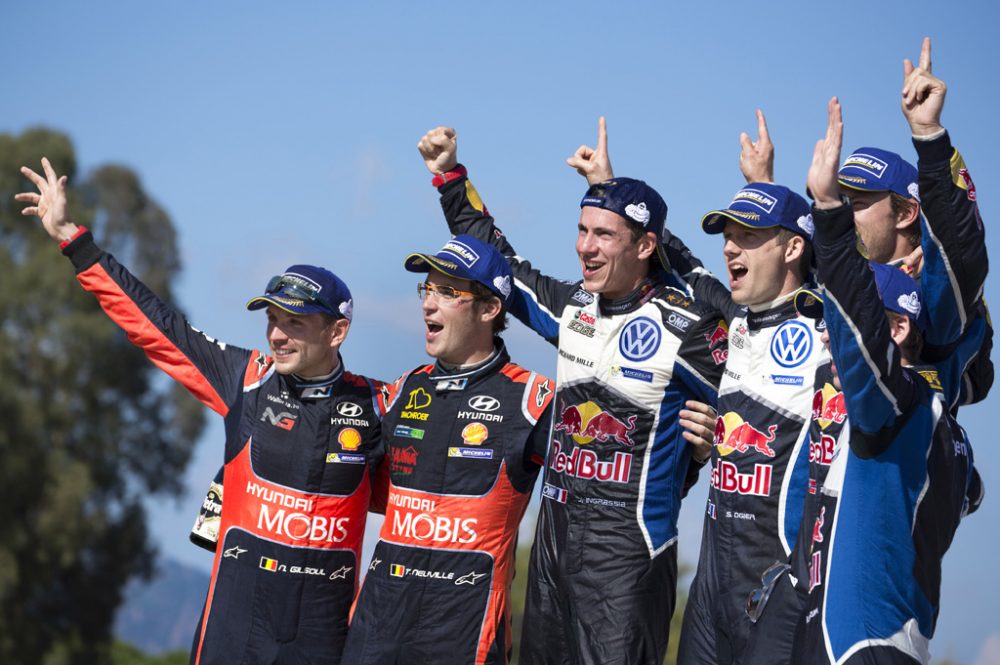 Treppchen der Rallye Frankreich auf Korsika: Nicolas Gilsoul (B), Thierry Neuville (B), Julien Ingrassia (F), Sébastien Ogier (F), Andreas Mikkelsen (N), Anders Jæger (N)