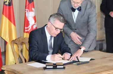 Deutschlands Innenminister Thomas de Maizière unterzeichnet die Aachener Erklärung
