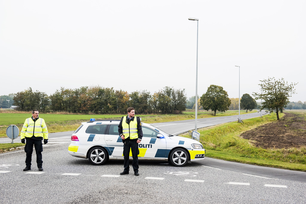 Bombendrohung: Polizisten sperren den Zugang zum Flughafen von Roskilde