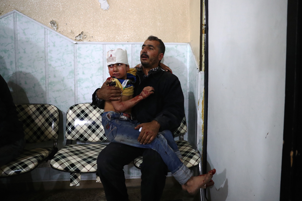Vater mit seinem verletzten Kind in einem Krankenhaus in Damaskus (26.10.)