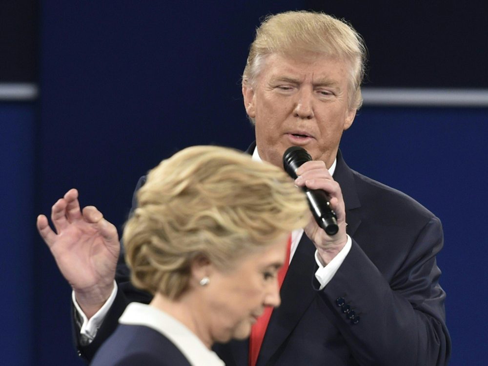 Trump beim zweiten TV-Duell mit Clinton: Nach seinen sexistischen Entgleisungen distanziert sich selbst sein eigener Vizepräsidentschaftskandidat von ihm