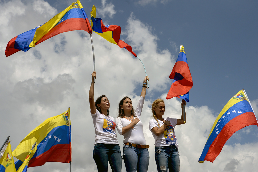 Tausende Frauen demonstrieren gegen Maduro in Venezuela