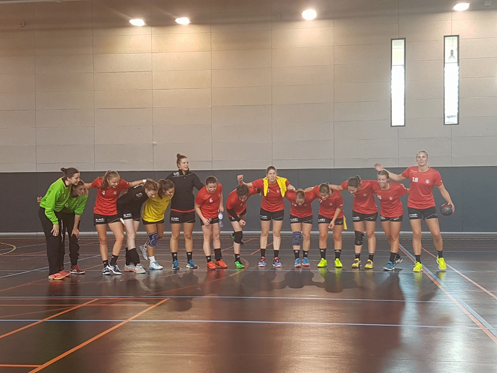 Belgische Handball-Nationalmannschaft nach ihrem Sieg gegen den Kongo in Paris (sechste v.l.: Vera Mennicken)