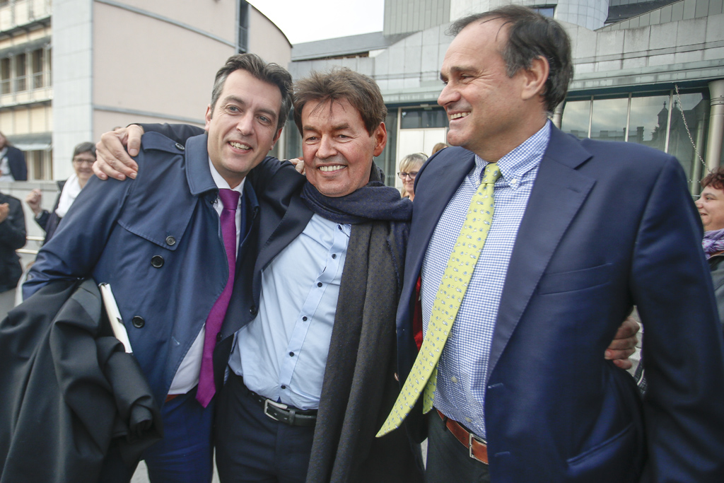Bernard Wesphael mit seinen Anwälten Tom Bauwens (l.) and Jean-Philippe Mayence (r.) nach der Urteilsverkündung am Donnerstag in Mons