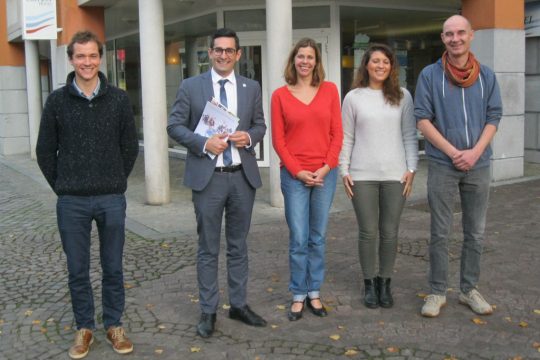 Aktion 11.11.11 2016 in Eupen vorgestellt: Sozialminister Antonios Antoniadis mit Vertretern der Dachorganisation CNCD und von Miteinander Teilen