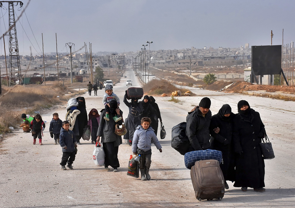 Syrische Familien bei der Flucht aus Ost-Aleppo