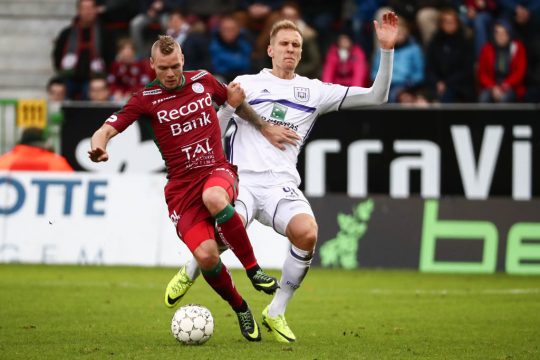 Zulte-Waregems Brian Hamalainen und Anderlechts Lukasz Teodorczyk