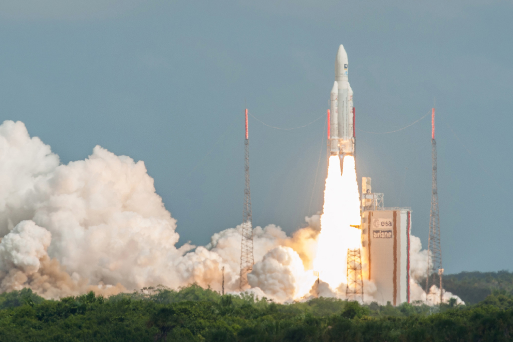 Start der Ariane-5-Rakete vom Weltraumbahnhof Kourou