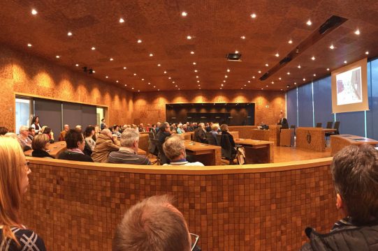 "Ein Ort, zwei Welten" - Vortrag über Auschwitz im PDG