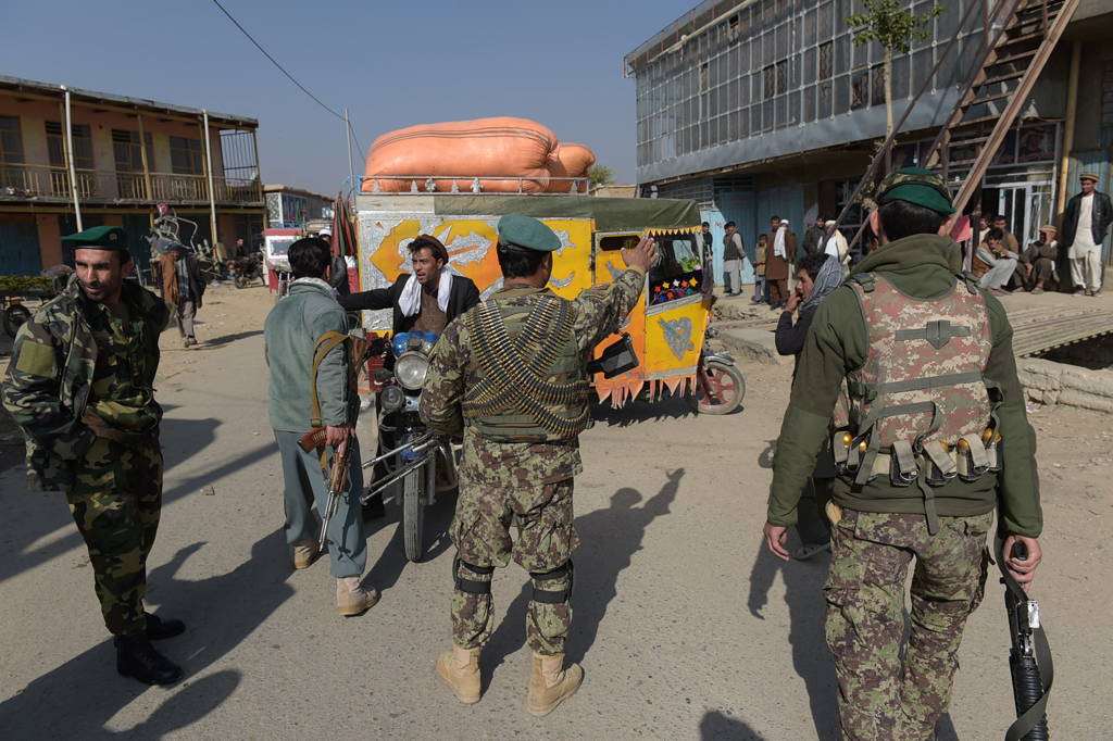 Nach dem Anschlag sperren afghanische Soldaten den Zugang zur US-Militärbasis Bagram ab