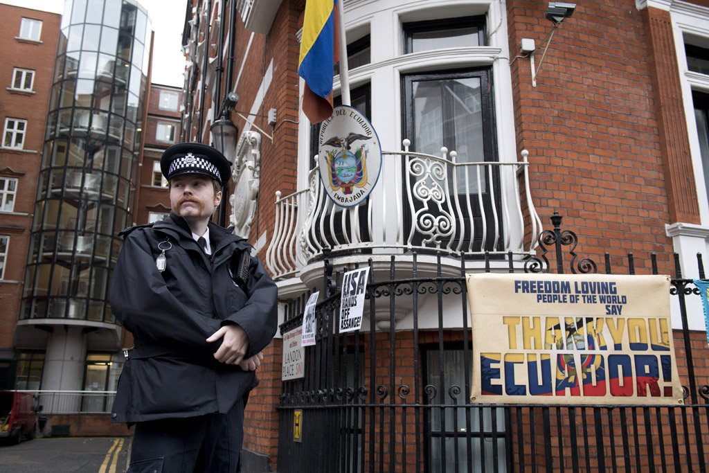 Polizist vor der Botschaft Ecuadors in London