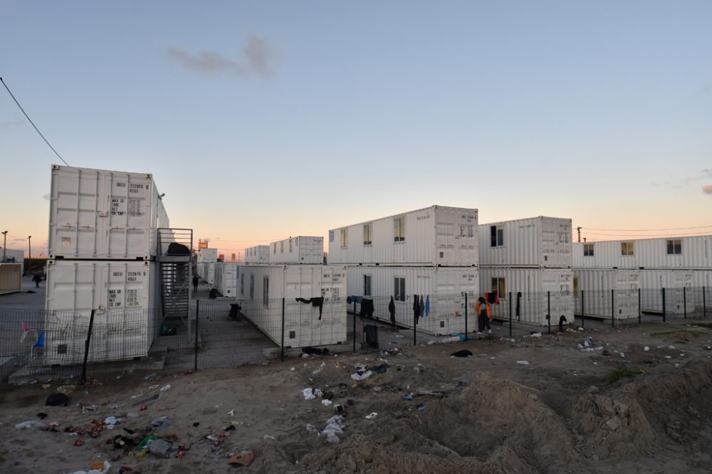 Container neben dem geräumten Flüchtlingslager von Calais