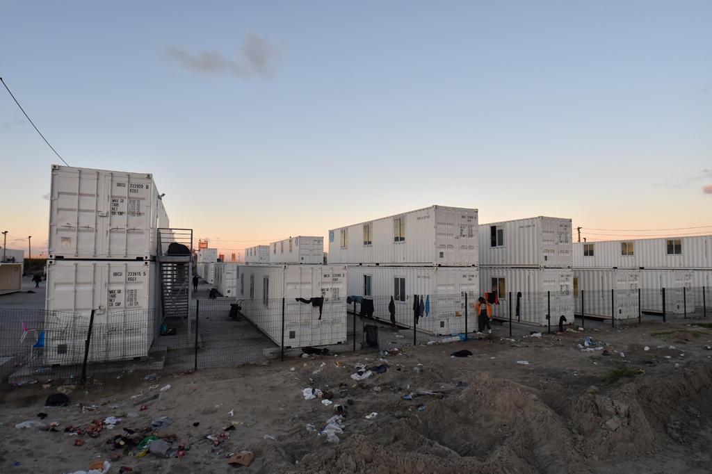 Container neben dem geräumten Flüchtlingslager von Calais